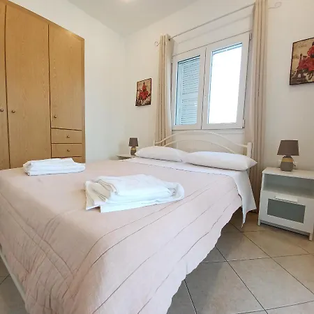 Apartamento Eleonas 1, Lygia *